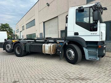 Iveco stralis tre assi con impianto scarrabile