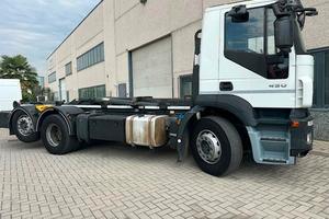 Iveco stralis tre assi con impianto scarrabile