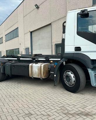 Iveco stralis tre assi con impianto scarrabile