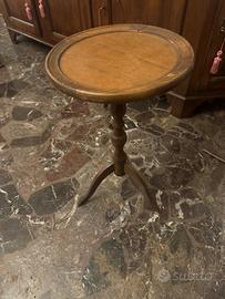 Tavolino legno tre piedi