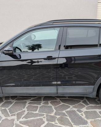 volkswagen t-cross 1000 tsi neopatentati 95cv nero