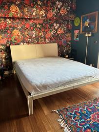 Letto matrimoniale in pelle bianca