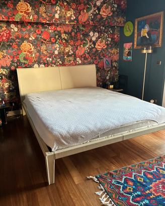 Letto matrimoniale in pelle bianca
