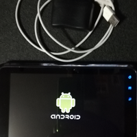 Tablet completo di cavo e caricabatterie