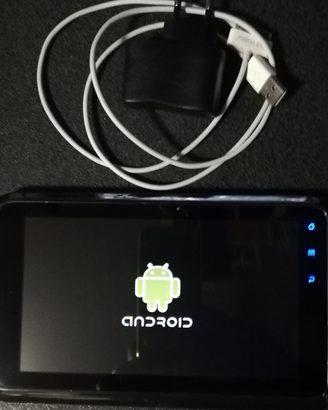 Tablet completo di cavo e caricabatterie