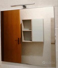 arredamento bagno pensili e specchio 