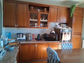 cucina completa di elettrodomestici