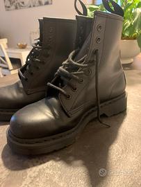Dr Martens nere