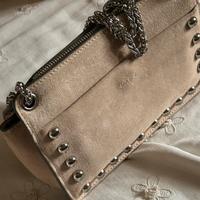 Borsa Mia Bag in camoscio beige con catena