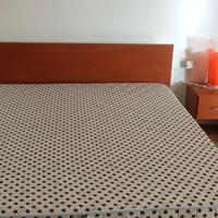 Camera da letto con due comodini e materasso