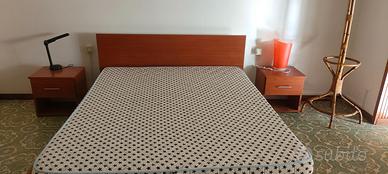 Camera da letto con due comodini e materasso
