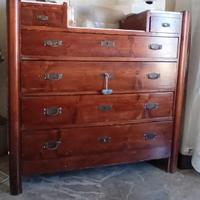 Antico cassettone in legno massello