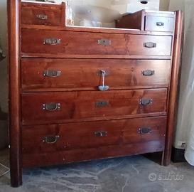 Antico cassettone in legno massello