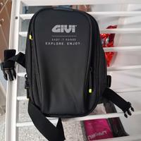 stivali borsello e giubbotto moto