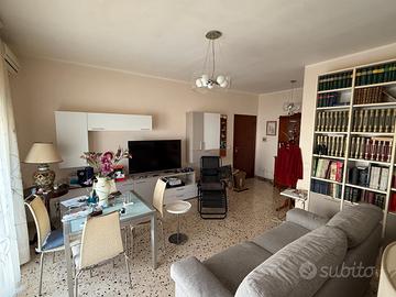 Appartamento in via Omero, 4 vani, 99mq