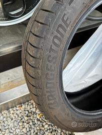 4 Pneumatici Bridgestone 235/50R19 99V