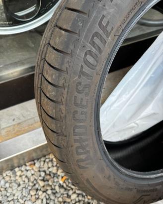 4 Pneumatici Bridgestone 235/50R19 99V