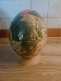 Uovo di struzzo decorato a mano