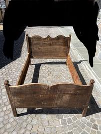 Antico letto in legno massello decorato a mano