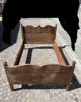 Antico letto in legno massello decorato a mano