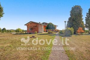 Villa di 200 m² con più di 5 locali e box auto a Q