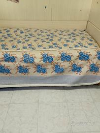 Copriletto singolo fantasia di fiori.