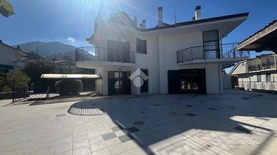 VILLA A SCHIERA D'ANGOLO A BARONISSI