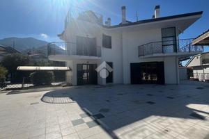 VILLA A SCHIERA D'ANGOLO A BARONISSI