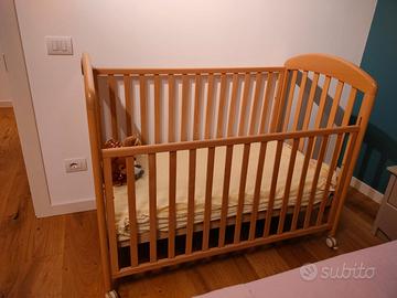 Cameretta bambini (lettino, fasciatoio, armadio)