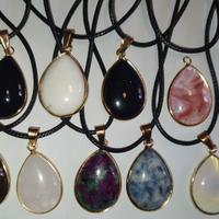 Ciondolo pietra dura naturale con cordoncino.