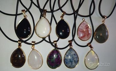 Ciondolo pietra dura naturale con cordoncino.