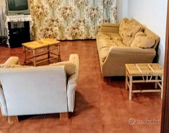 divano 3 posti più 2 poltrone 