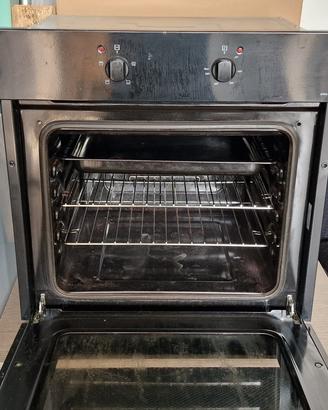 Forno elettrico da pulire.