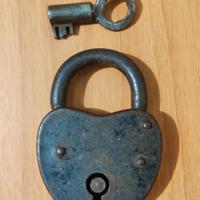 Antico lucchetto francese a cuore, funzionante 