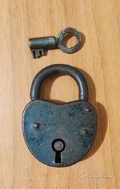 Antico lucchetto francese a cuore, funzionante 