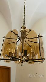 Lampadario in ottone e vetro color ambra in stile