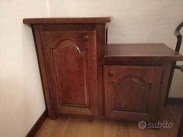 Mobiletto con specchio abbinato