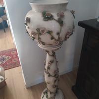 Cachepot in ceramica su piedistallo