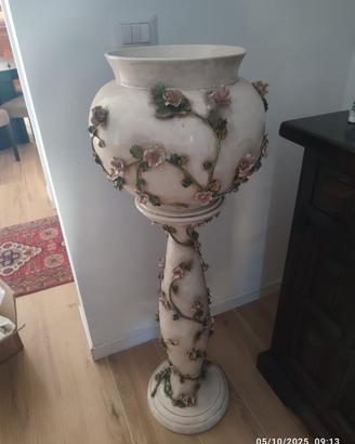 Cachepot in ceramica su piedistallo