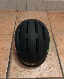 Casco per bici nero con adesivi