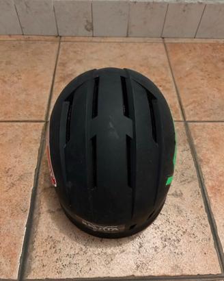 Casco per bici nero con adesivi