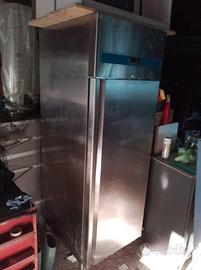 Frigo in acciaio verticale e altro
