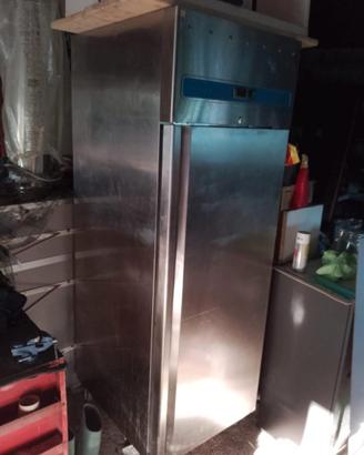 Frigo in acciaio verticale e altro