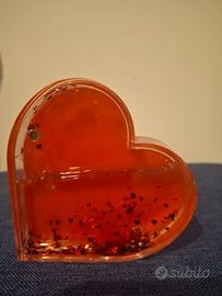 Cornice a cuore con acqua e cuori rossi calamita