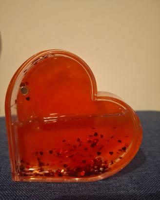 Cornice a cuore con acqua e cuori rossi calamita