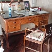 Scrivania in legno massello.