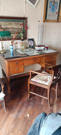 Scrivania in legno massello.