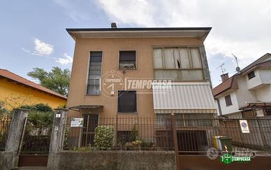 APPARTAMENTO TRILOCALE IN VILLA CON GIARDINO