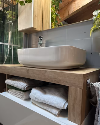 Mobile bagno sospeso completo.