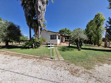 Villa di 164 m² con 5 locali e box auto a Latina